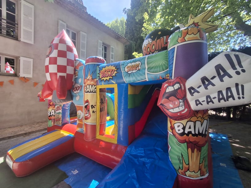 Chateau gonflable comics